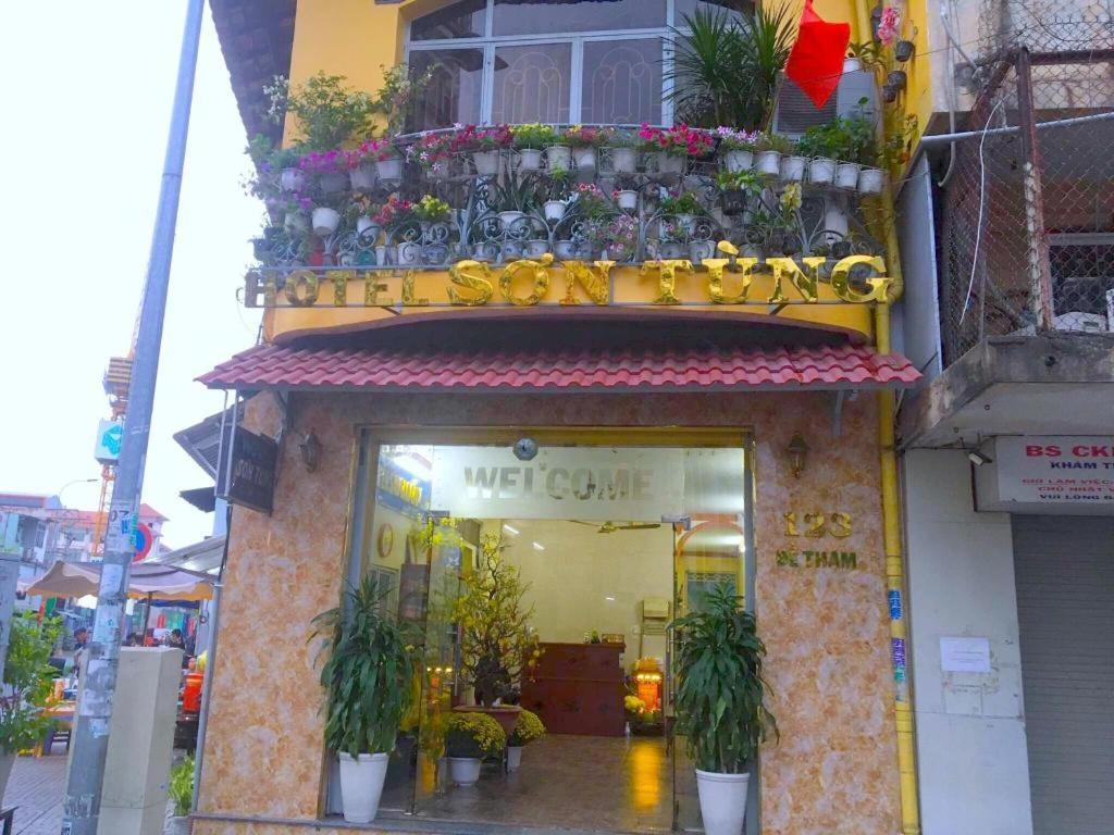 Hotel Son Tung - De Tham Street *